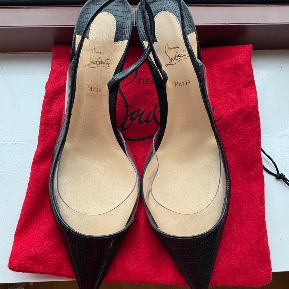 One Day Price Drop!

Christian Louboutin Black Pointed Toe Heels - Size EU 39